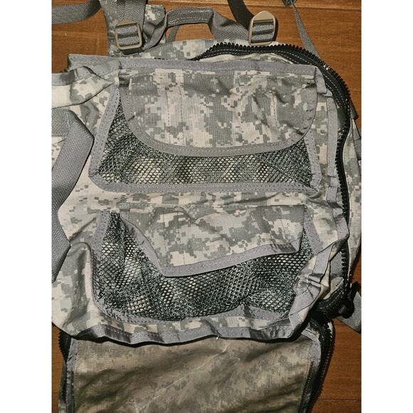 New! VGC SPECIALTY DEFENSE MEDIC BAG PACK DIGITAL COMBAT MEDIC KIT USGI Molle - Picture 9 of 10